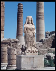 Ruinen mit einer Statue von Abu Bint Damion (1. Jahrhundert n. Chr.)