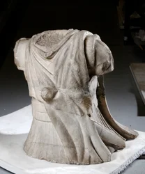 Skulptierter Torso eines Kavalleristen mit schwerem, abgenutztem Umhang