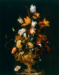 Metallvase mit geprägten Blumen
