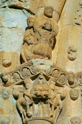 Fassade der Kirche Santa Maria de Covet, Isona, Spanien (Detail eines Kapitells)