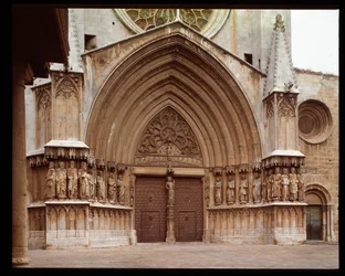 Gotische Kunst: Detail des zentralen Portals der Kathedrale von St. Thecle in Tarragona