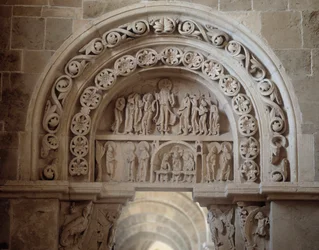 Nordportal: die Erscheinung Jesu nach seinem Tod und die Himmelfahrt (Skulptur)