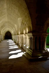 Romanische Architektur: Galerie des Kreuzgangs der Zisterzienserabtei von Fontenay, Burgund