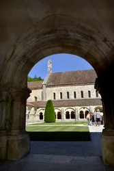 Romanische Architektur: Blick auf den Kreuzgang und die Gebäude der Zisterzienserabtei von Fontenay, Burgund