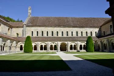 Romanische Architektur: Ansicht des Kreuzgangs und der Gebäude der Zisterzienserabtei von Fontenay, Burgund