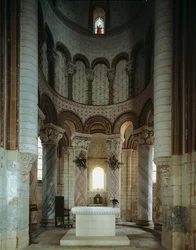 Romanische Kunst: Innenansicht der Apsis und des Chorumgangs der Kirche St. Peter. Chauvigny, Wien
