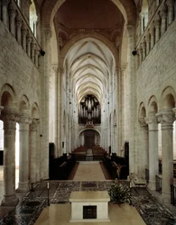 Romanische Kunst: Innenansicht der Basilika von Saint Benoit sur Loire (Loiret), erbaut zwischen dem 11. und 13. Jahrhundert