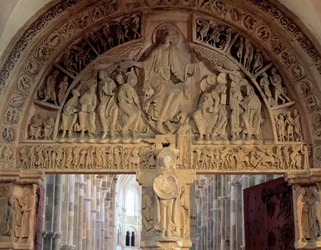 Tympanon der Basilika von Vézelay, das Christus in Majestät darstellt (12. Jahrhundert)