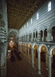 Blick auf das Mittelschiff der Kathedrale (Duomo di Santa Maria Assunta di Pisa) 11.-12. Jahrhundert, Pisa (Foto)