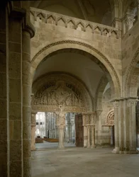 Ansicht des Narthex und des zentralen Tympanons, das die Mission der Apostel darstellt. Basilika Sainte-Marie-Madeleine (1096-1106), Vézelay, Yonne