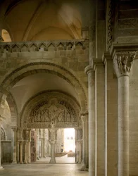 Ansicht des Narthex und des zentralen Tympanons, das die Mission der Apostel darstellt. Basilika von Santa Maria Magdalena (Sainte Marie Madeleine (1096-1106), Vezelay, Yonne
