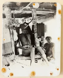 Ifugao-Leiche im Todesstuhl, 1919 (s/w Foto)