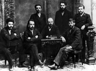 Lenin mit einer Gruppe von Mitgliedern der St. Petersburger Liga für den Kampf zur Befreiung der Arbeiterklasse, St. Petersburg, Februar 1897 (s/w Foto)