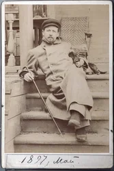 Porträt von Anton Tschechow mit seinem Hund Hina im Mai 1897 in Melikhovo, dem Tschechow-Anwesen (Albumin-Foto)