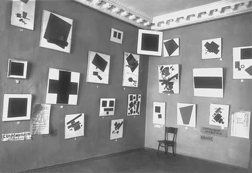 Ansicht des Raumes mit Malewitschs Schwarzem Quadrat und weiteren suprematistischen Gemälden, Die letzte futuristische Gemäldeausstellung 0.10, Petrograd, Winter 1915-16