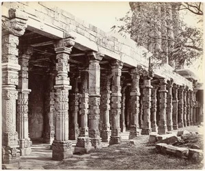 Kolonnade mit Ornamenten an der Basis des Qutb Minar in Delhi