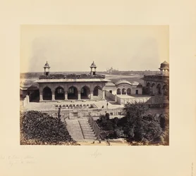 Agra; das Fort, Akbars Palast mit dem Taj in der Ferne