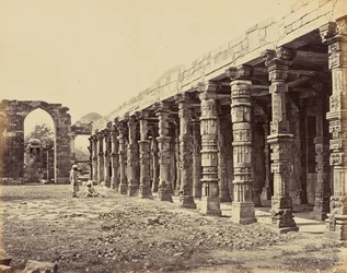 Delhi; Kolonnade hinduistischer Säulen am Qutb Minar, Nordseite