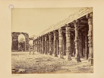 Delhi: Kolonnade hinduistischer Säulen am Qutb Minar, Nordseite