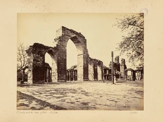 Delhi; der Qutb Minar, Gesamtansicht der Bögen