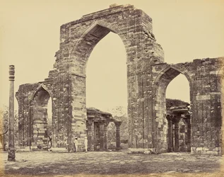 Delhi; Qutb Minar, Großer Bogen und Eiserne Säule