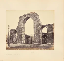 Delhi: Qutb Minar, der Große Bogen und die Eiserne Säule