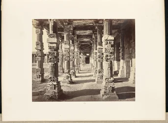 Delhi; Der Kutub Minar, Innenansicht der östlichen Kolonnade