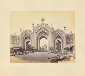 Lucknow; das Tor zum Hooseinabad-Basar