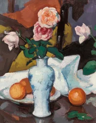 Rosen in einer Vase mit Orangen und einem weißen Tischtuch