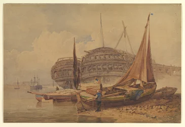 Küstenszene mit auf den Strand gezogenen Booten im Vordergrund