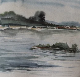 Neblige Flusslandschaft