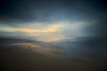 Neblige Strand-Einsamkeit