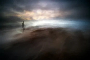 Einsame Figur nebliger Horizont
