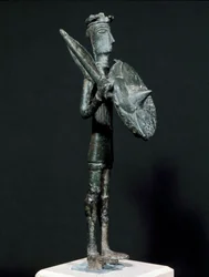 Sardische Nuraghenkultur (Nuraghen): Bronzestatue des Kriegers von Teti aus den Arcosu-Bergen. 8.-7. Jahrhundert v. Chr. Maße: 24 cm. Cagliari, Museo Nazionale Archeologico, Sardinien, Italien