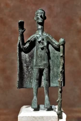 Sardische Nuraghenkultur (Nuraghen): Bronzestatuette eines Reisenden, der einen Stock hält und mit einem Umhang bedeckt ist. 8.-7. Jahrhundert v. Chr. Cagliari, Museo Nazionale Archeologico, Sardinien, Italien