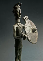 Nuraghenkultur (Nuraghen), sardisch: Bronzestatuette eines Kriegers mit Schild. 8.-7. Jahrhundert v. Chr. Museo Nazionale Preistorico Etnografico „Luigi Pigorini“, Rom