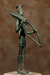 Nuraghenkultur (Nuraghen), Sardinien: Bronzestatuette eines Kriegers. 8.-7. Jahrhundert v. Chr. Cagliari, Museo Nazionale Archeologico, Sardinien, Italien