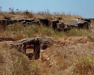 Nuragische Kultur (Nuraghi) Sardinien: Ruinen der pränuragischen Stadt auf dem megalithischen Gelände von Anghelu Ruju: der zentrale Turm. 20. Jahrhundert v. Chr. Alghero, Sardinien, Italien