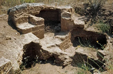 Nuragische Kultur (Nuraghen) Sardinien: Ruinen der pränuragischen Stadt auf dem megalithischen Fundort Anghelu Ruju: der zentrale Turm. 20. Jahrhundert v. Chr.