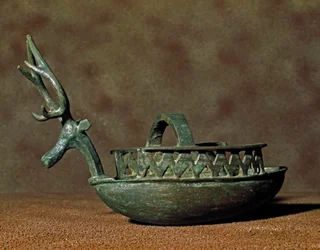 Sardische Nuraghenkultur (Nuraghen): bootsförmige Bronzeskulptur mit Figuren und einem Hirschkopf. 8.-7. Jahrhundert v. Chr. Cagliari, Museo Nazionale Archeologico, Sardinien, Italien