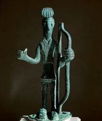 Sardische Nuraghenkultur (Nuraghen): Bronzestatuette eines Kriegers, der einen Bogen spannt (der Speer fehlt). 8.-7. Jahrhundert v. Chr. Cagliari, Museo Nazionale Archeologico, Sardinien, Italien
