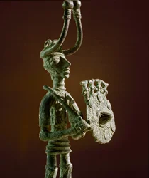 Sardische Nuraghenkultur (Nuraghen): Statuette eines Kriegers mit Schild und Bronzeschwert. 8.-7. Jahrhundert v. Chr. Cagliari, Museo Nazionale Archeologico, Sardinien, Italien