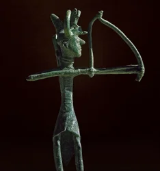 Nuraghenkultur (Nuraghen), sardisch: Statuette eines Kriegers, der einen bronzenen Bogen spannt. 8.-7. Jahrhundert v. Chr. Cagliari, Museo Nazionale Archeologico, Sardinien, Italien