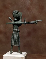 Nuraghenkultur (Nuraghen), sardisch: Statuette eines Kriegers mit orientalischem Bronzerock. 8.-7. Jahrhundert v. Chr. Cagliari, Museo Nazionale Archeologico, Sardinien, Italien