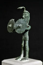 Nuraghenkultur (Nuraghen), sardisch: Statuette einer dämonischen Kreatur, die mit einem bronzenen Doppelschild bewaffnet ist. 8.-7. Jahrhundert v. Chr. Cagliari, Museo Nazionale Archeologico, Sardinien, Italien