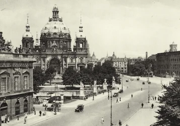 Berlin: Vor der Schlossbrücke