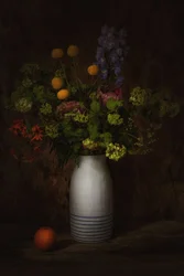 Dunkles Blumenstillleben