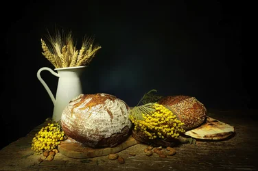 Rustikales Stillleben mit Brot und Weizen