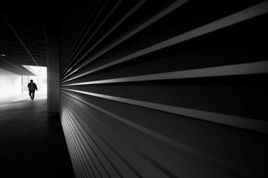 Einsame Figur im Tunnel