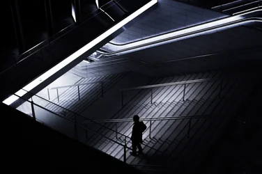 Schatten einer einsamen Gestalt